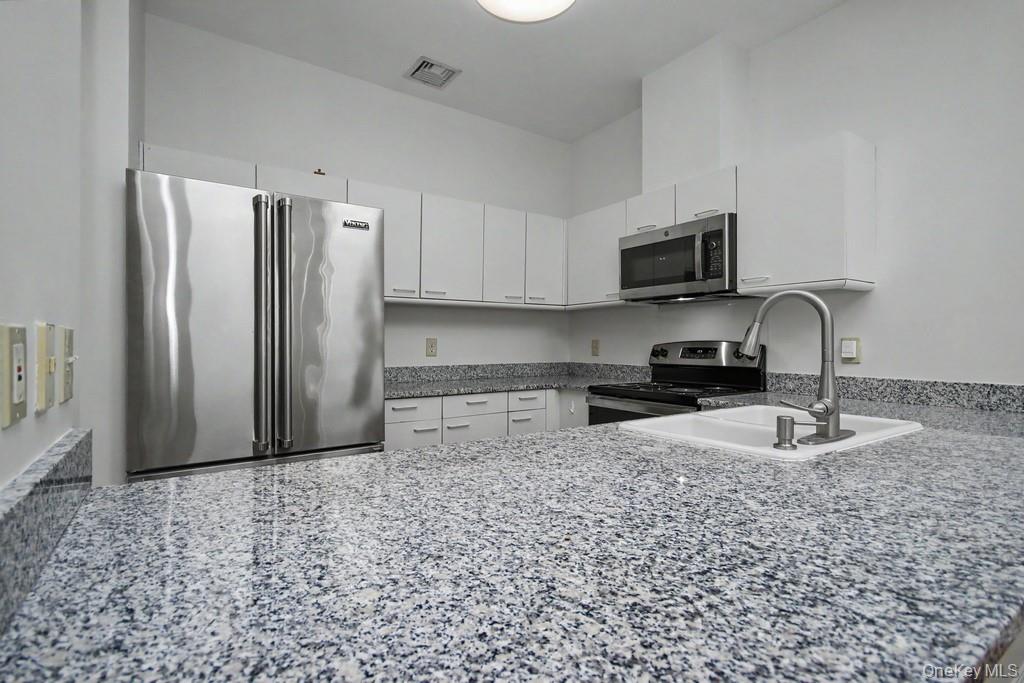 333 North State Road, Unit 61 Briarcliff Manor, NY 10510 - Photo 2 of 32