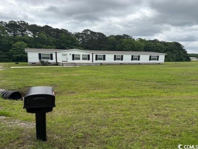 Manufactured / mobile home featuring a front yard and crawl space