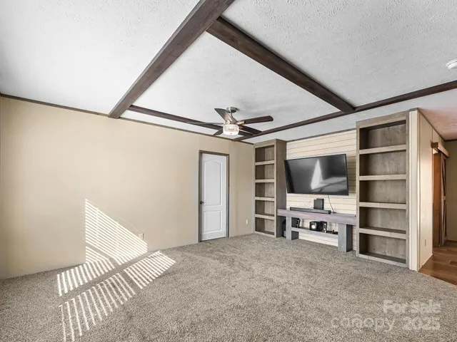 a view of livingroom with furniture