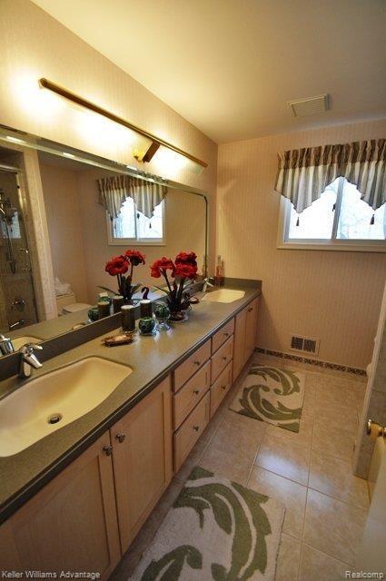 3172 Quail Ridge Circle Rochester, MI 48309 - Photo 16 of 25 Bathroom