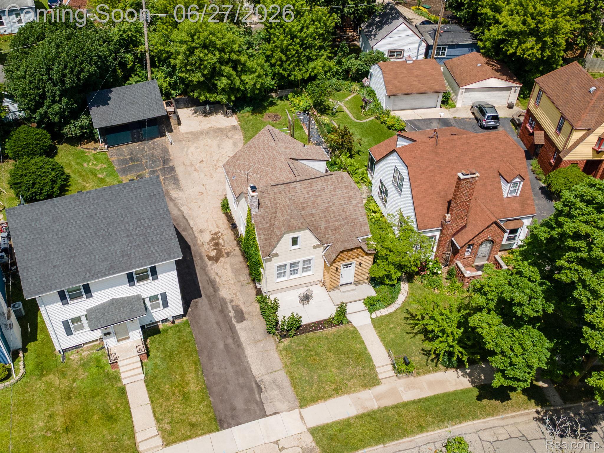 39 Mohawk Road Pontiac, MI 48341 - Photo 31 of 32 Aerial perspective showcasing residential properties with established landscaping