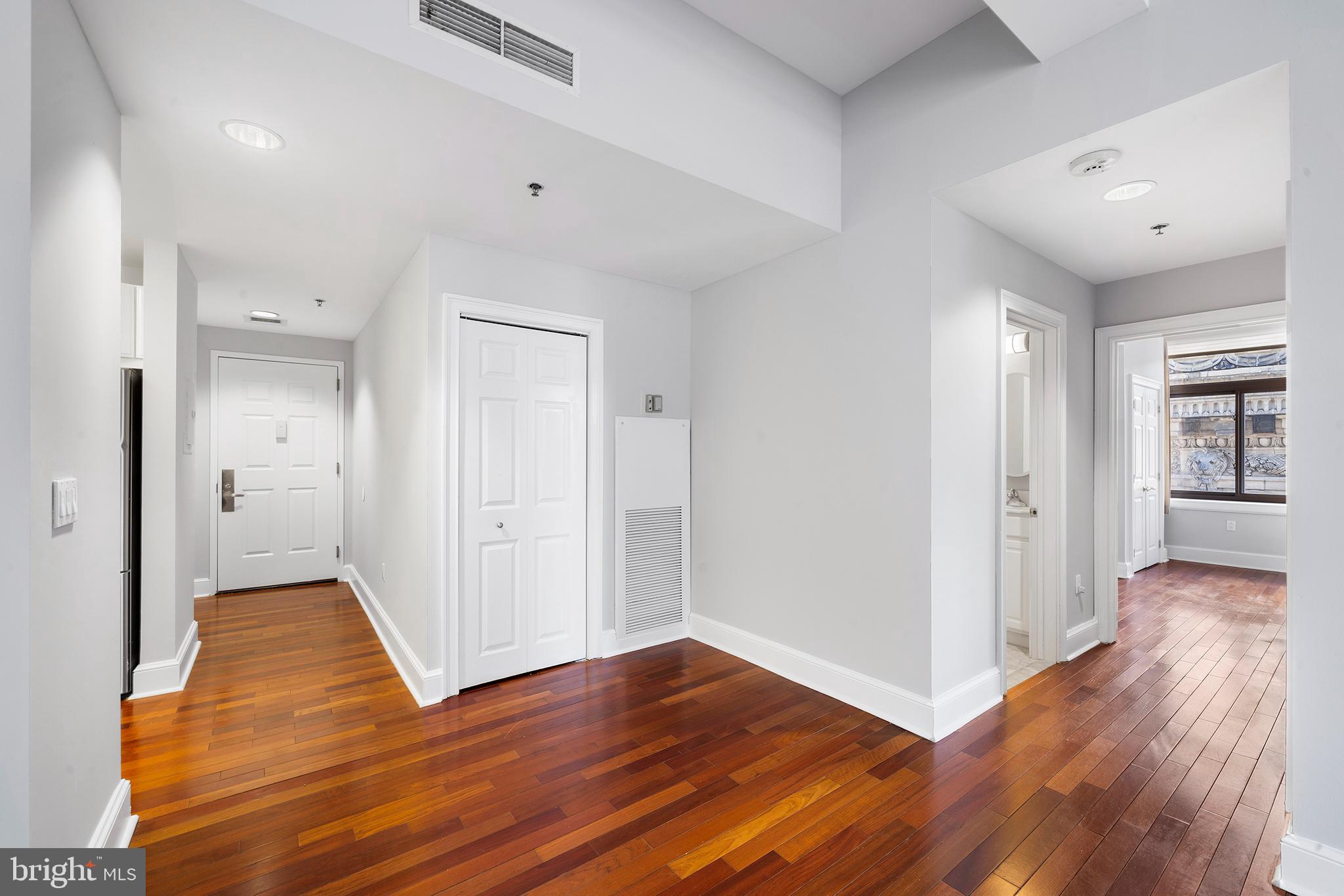 1500 Chestnut Street, Unit 18F Philadelphia, PA 19102 - Photo 4 of 26 Living area