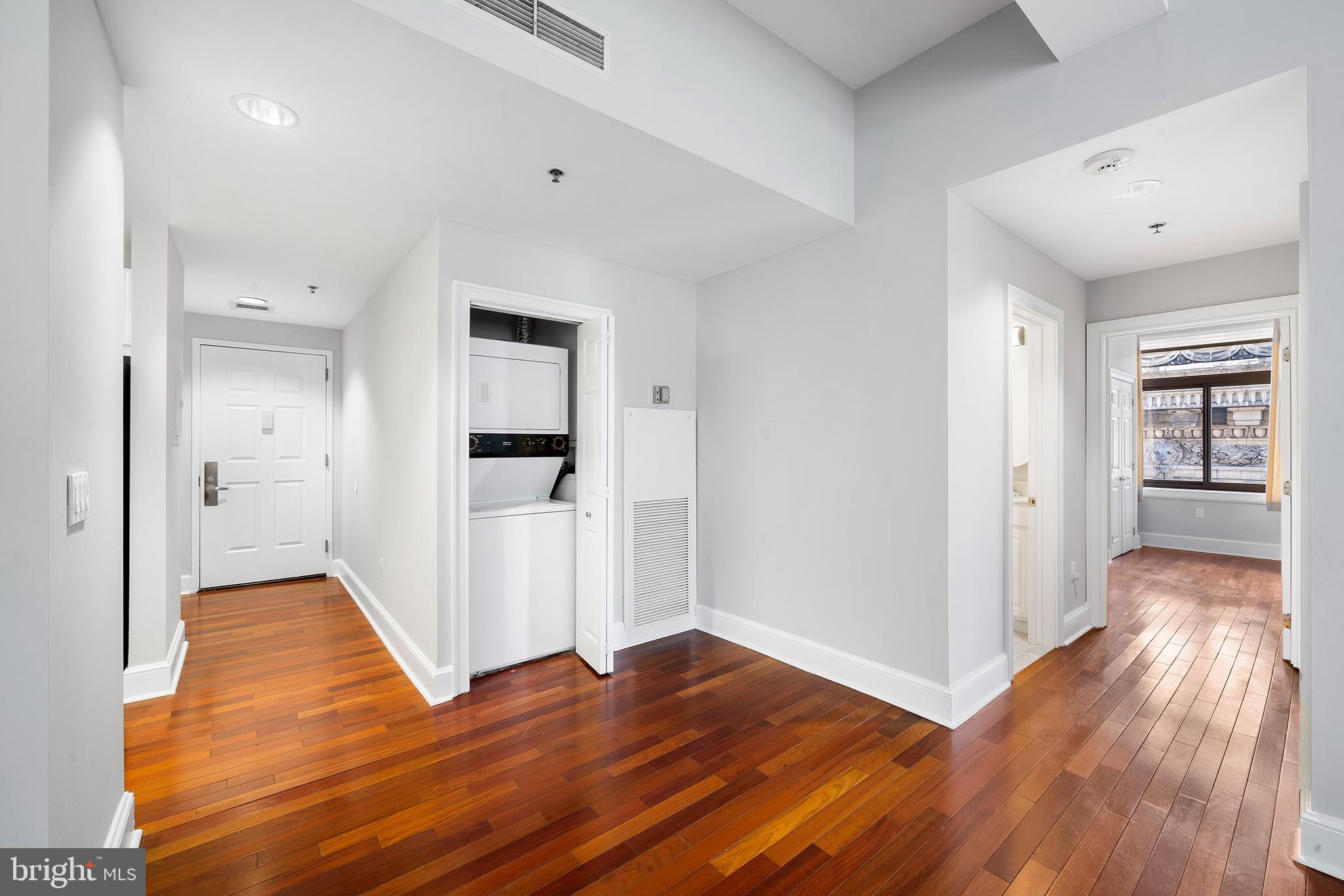 1500 Chestnut Street, Unit 18F Philadelphia, PA 19102 - Photo 5 of 26 Living area showing laundry