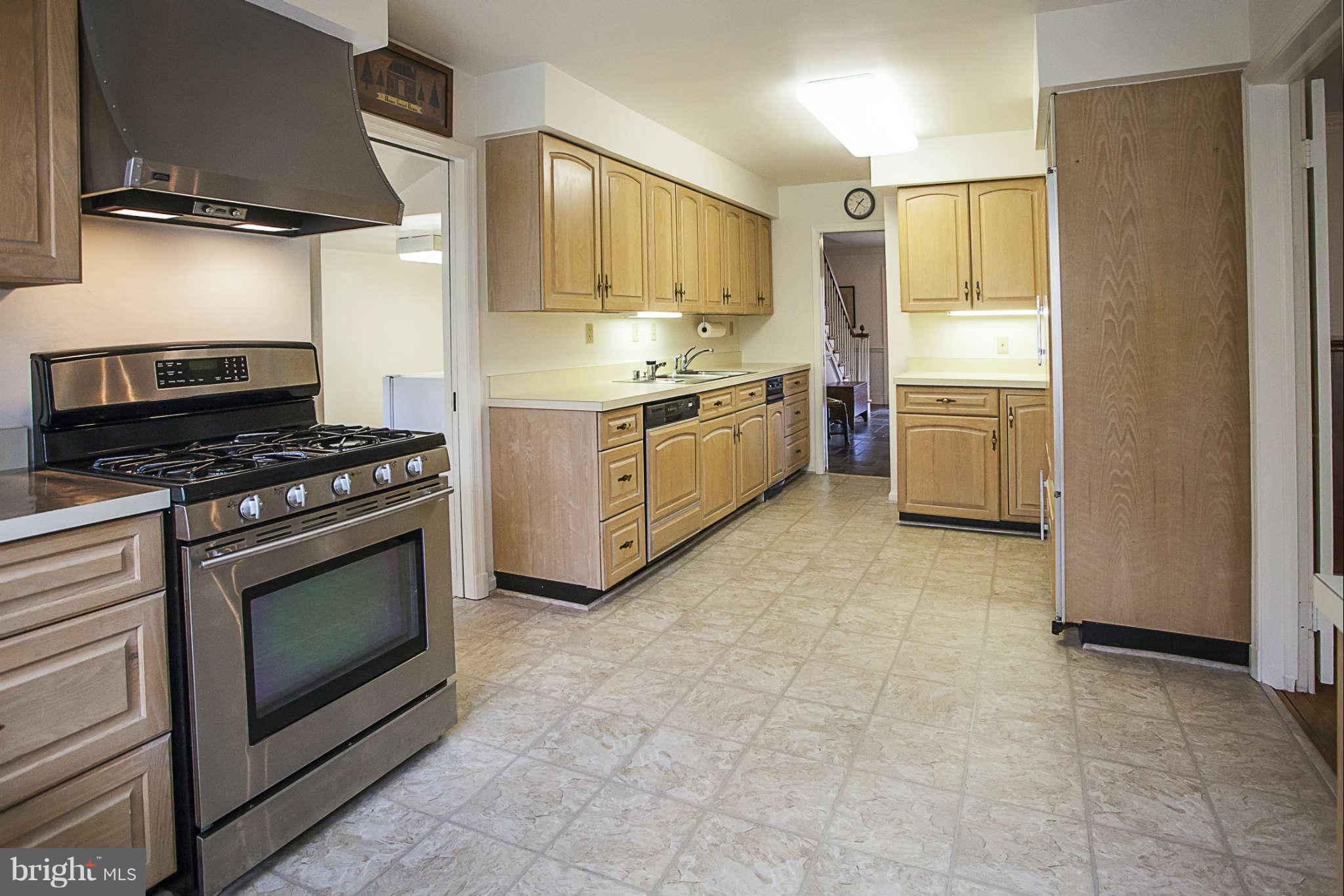 2127 Edgewater Parkway Silver Spring, MD 20903 - Photo 8 of 25 Large Kitchen