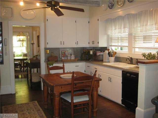 509 Colonial Drive High Point, NC 27262 - Photo 6 of 16 Kitchen.