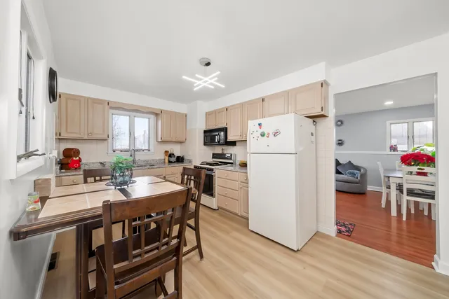 $279,900 | 7852 Neenah Avenue, Burbank, IL 60459