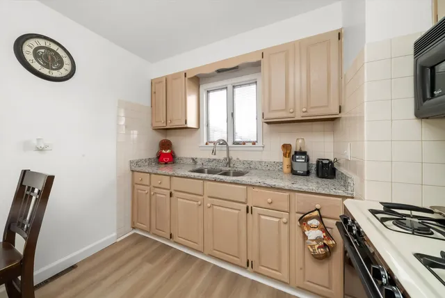 $279,900 | 7852 Neenah Avenue, Burbank, IL 60459