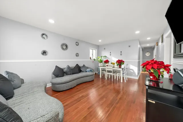 $279,900 | 7852 Neenah Avenue, Burbank, IL 60459