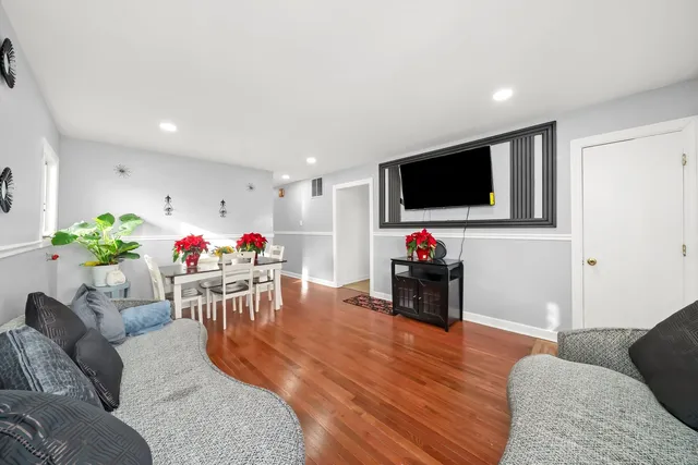 $279,900 | 7852 Neenah Avenue, Burbank, IL 60459