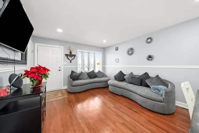 $279,900 | 7852 Neenah Avenue, Burbank, IL 60459