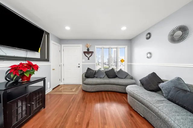 $279,900 | 7852 Neenah Avenue, Burbank, IL 60459