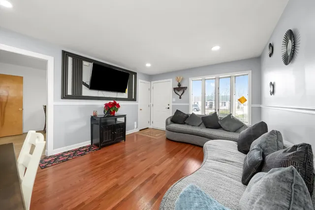 $279,900 | 7852 Neenah Avenue, Burbank, IL 60459