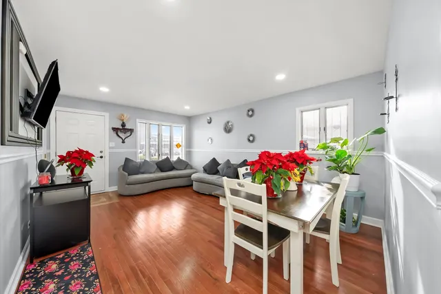 $279,900 | 7852 Neenah Avenue, Burbank, IL 60459