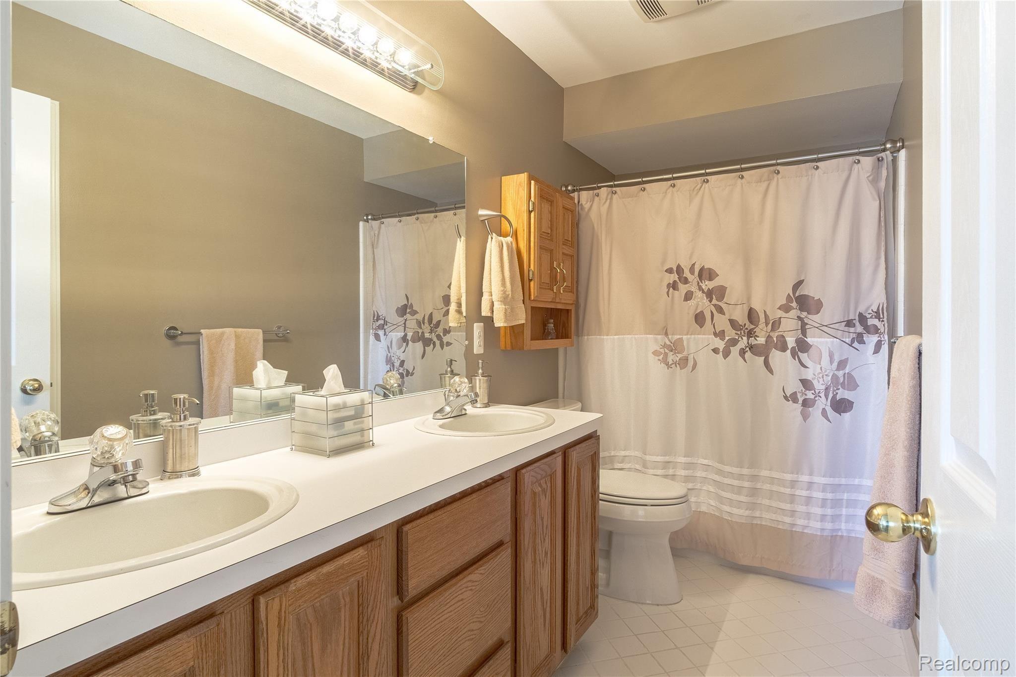 1384 Bembridge Drive Rochester, MI 48307 - Photo 39 of 61 Upstairs Bathroom