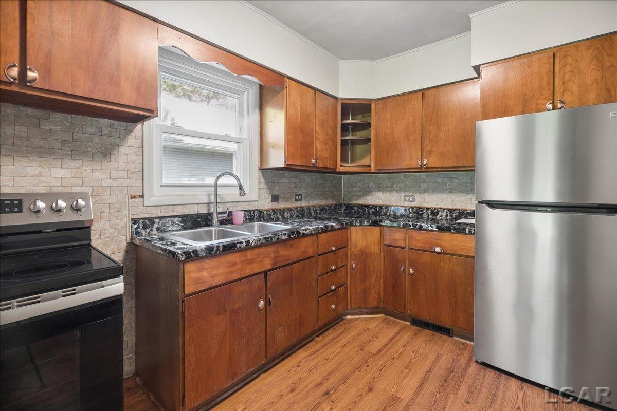 1237 Vine Street Adrian, MI 49221 - Photo 3 of 24 50213282-864e713e-f931-4ac9-b1dc-38d2a2a9ca48.JPG