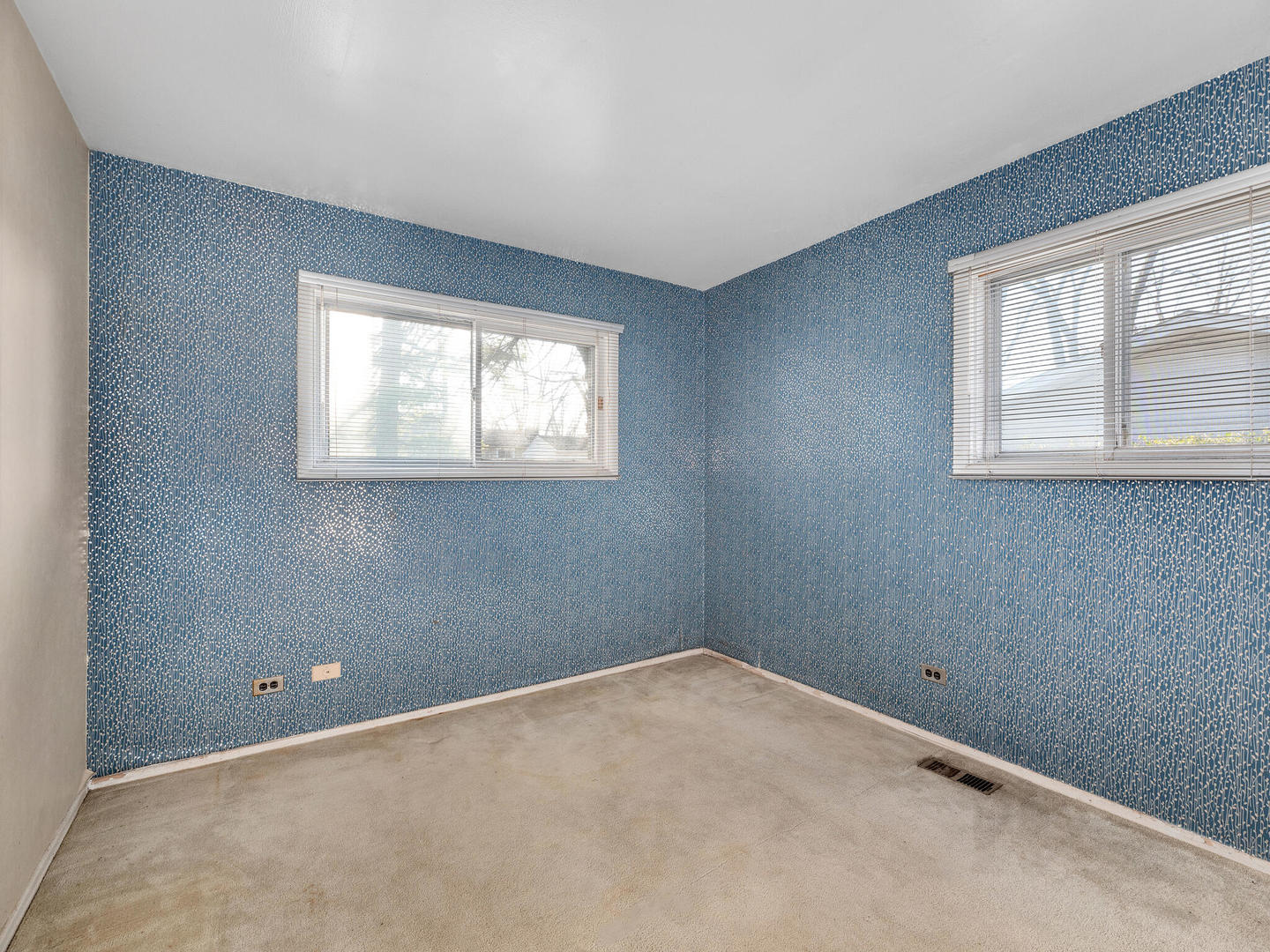 21W241 Coronet Road Lombard, IL 60148 - Photo 14 of 24 an empty room with windows