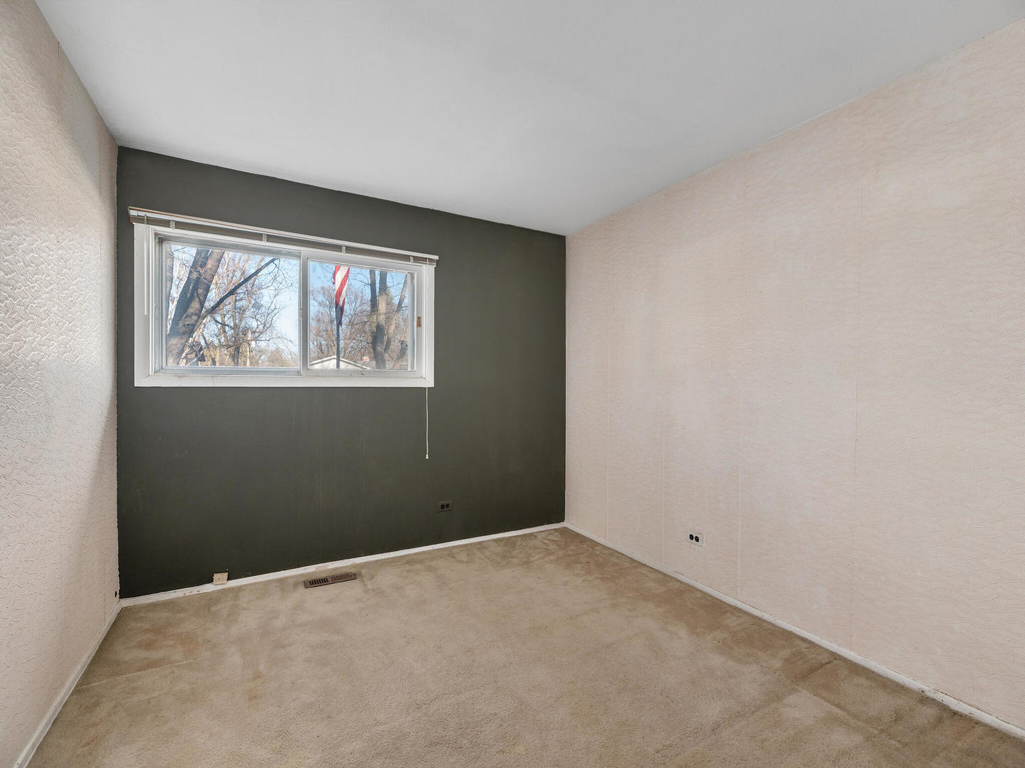 21W241 Coronet Road Lombard, IL 60148 - Photo 17 of 24 an empty room with windows