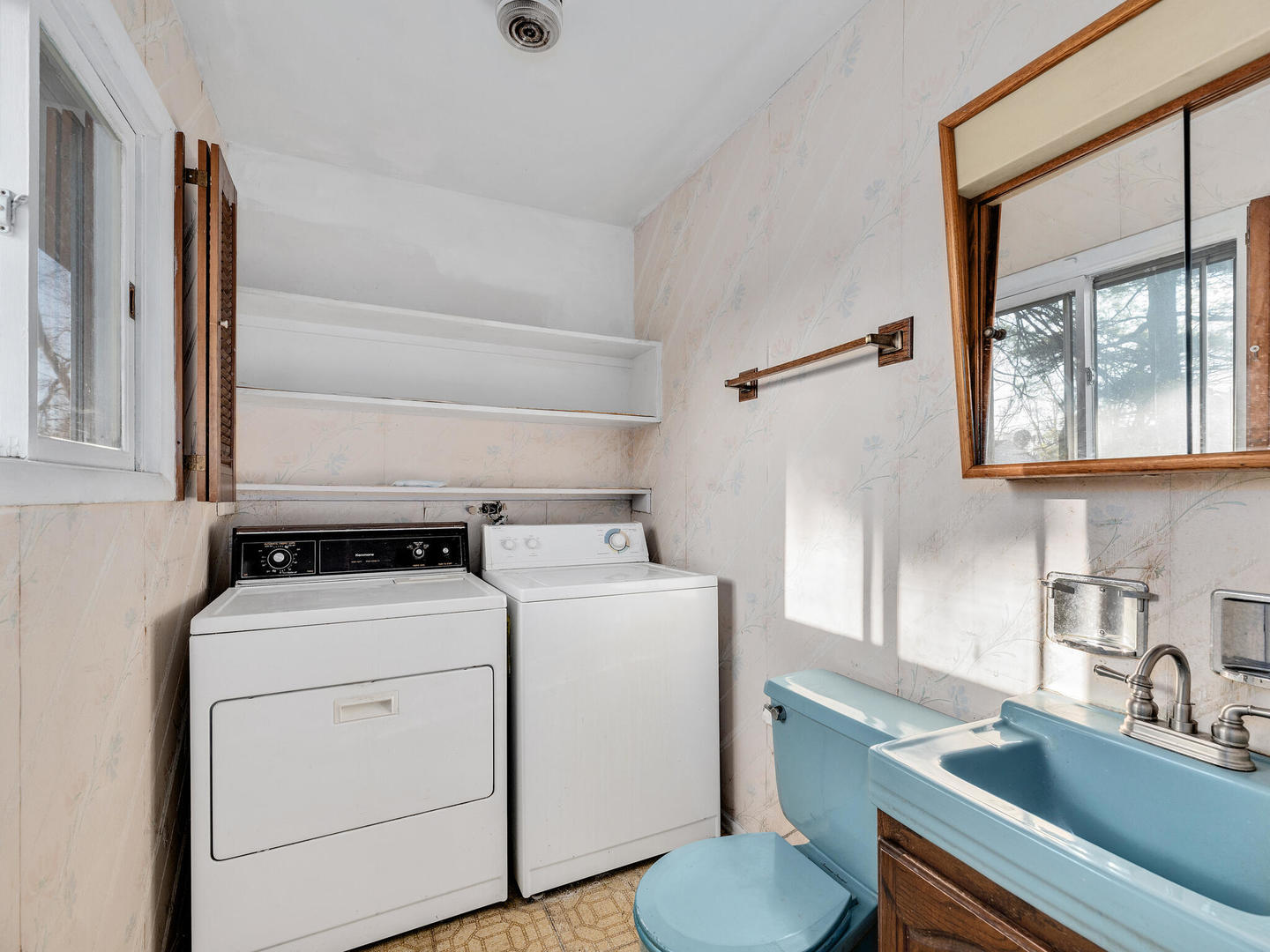 21W241 Coronet Road Lombard, IL 60148 - Photo 18 of 24 a utility room with dryer and washer
