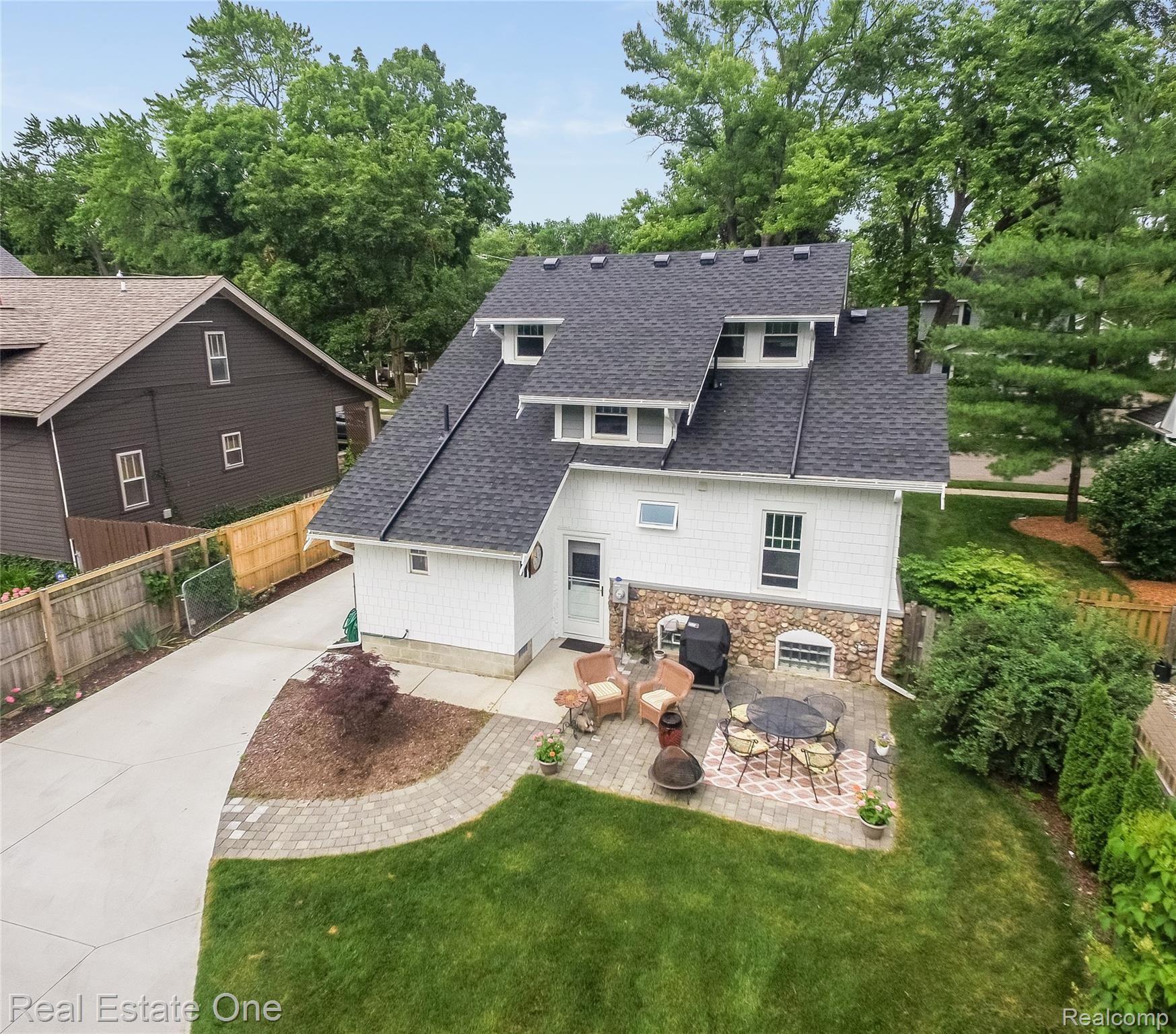 416 North Castell Avenue Rochester, MI 48307 - Photo 38 of 47 Brick Paver Patio