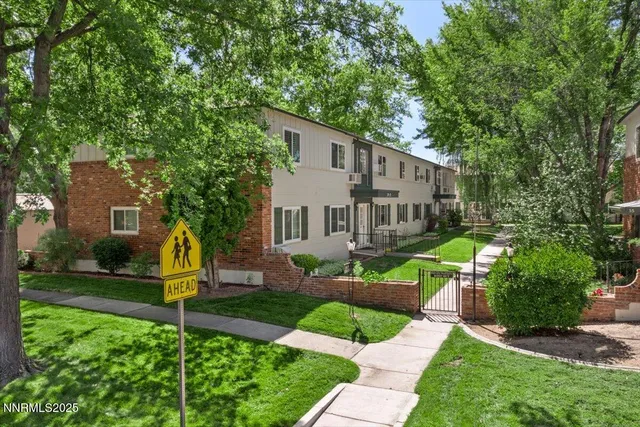 a view of a house with backyard