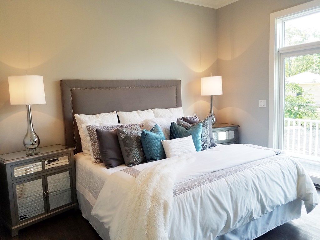 1525 Beacon Street, Unit 3 Newton, MA 02468 - Photo 7 of 21 a bedroom with bed and a night stand