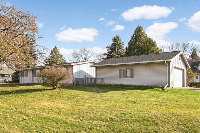 $350,000 | 1538 12th Avenue West, Shakopee, MN 55379