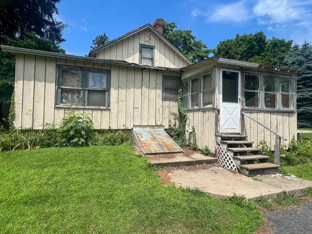 a view of a house with backyard and garden