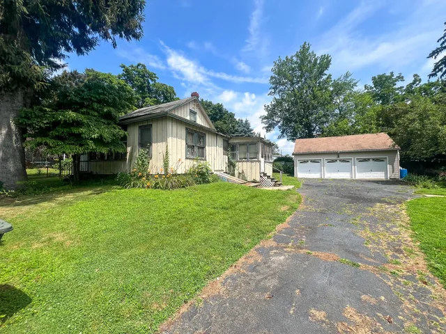 a view of a yard in front of house