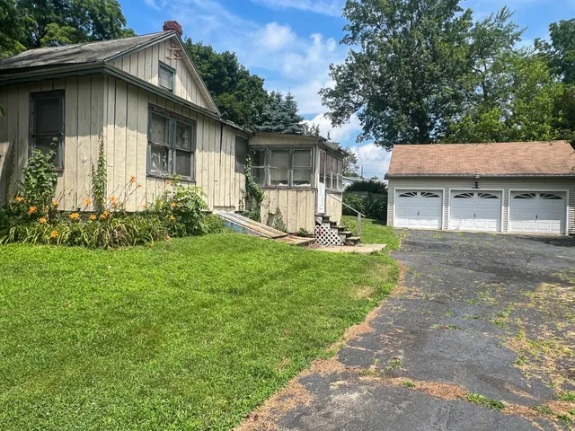 a view of a house with backyard