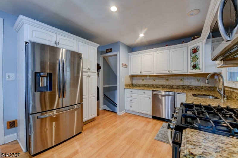 835 Colonial Arms Road Union, NJ 07083 - Photo 9 of 39