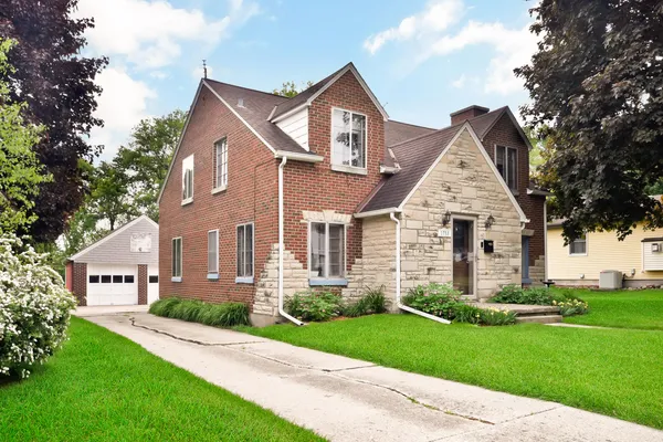 $339,900 | 1713 Taylor Lane, West Bend, WI 53090