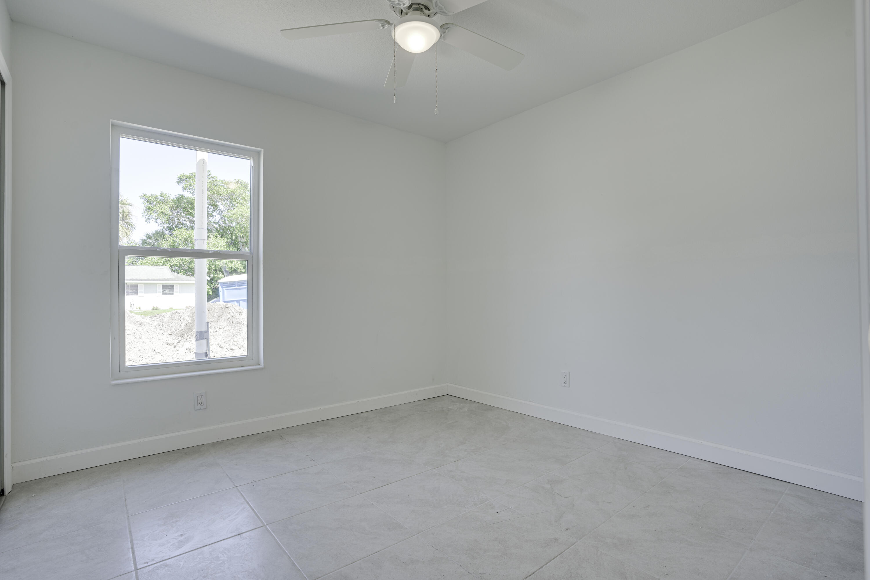5264 Southeast 43rd Street Okeechobee, FL 34974 - Photo 12 of 16 an empty room with a window