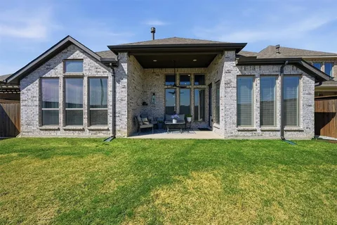 a view of a house with backyard and porch