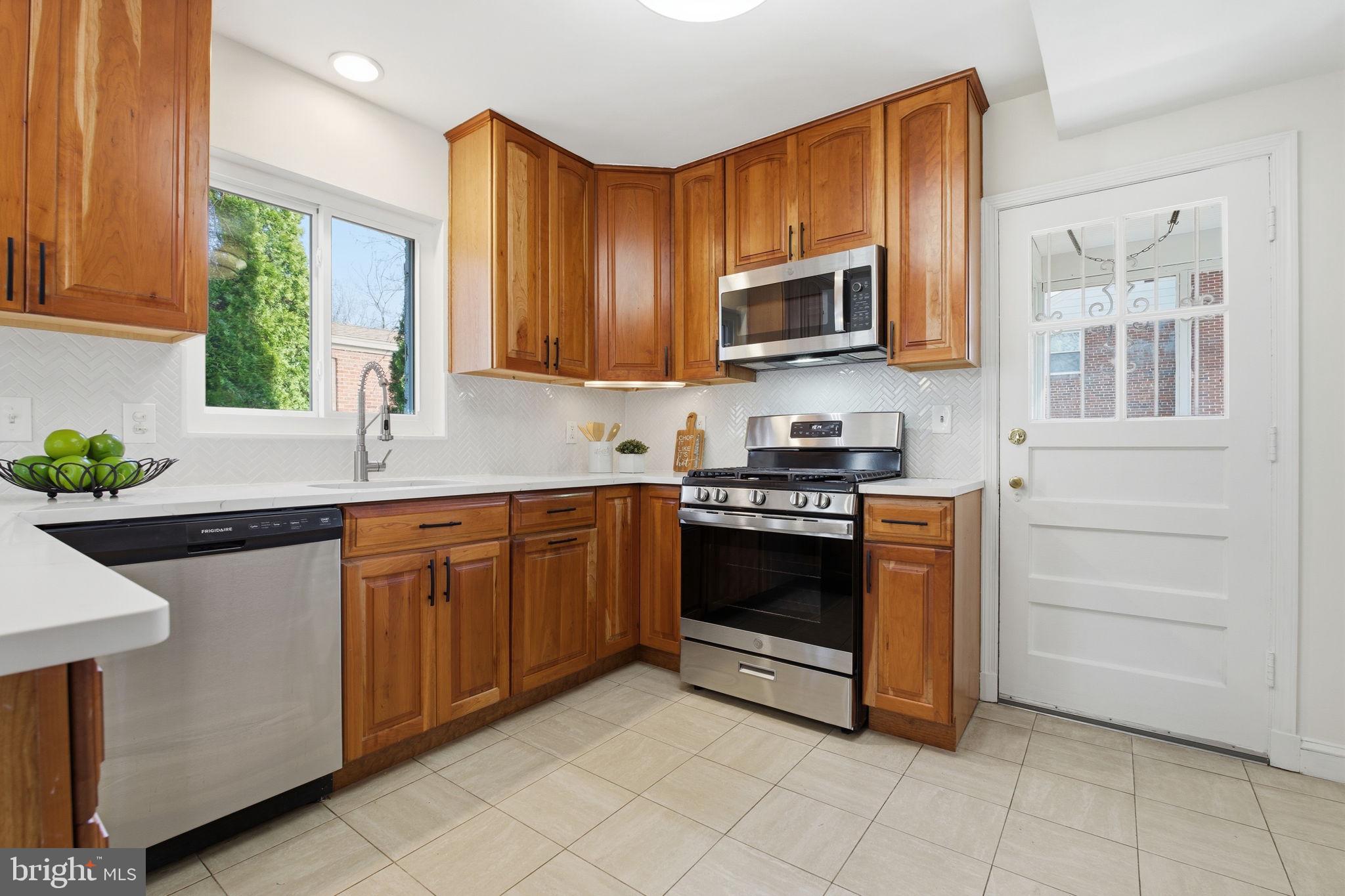 11527 Grandview Avenue Silver Spring, MD 20902 - Photo 7 of 36