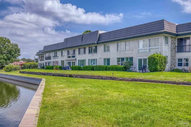 a view of house with a yard