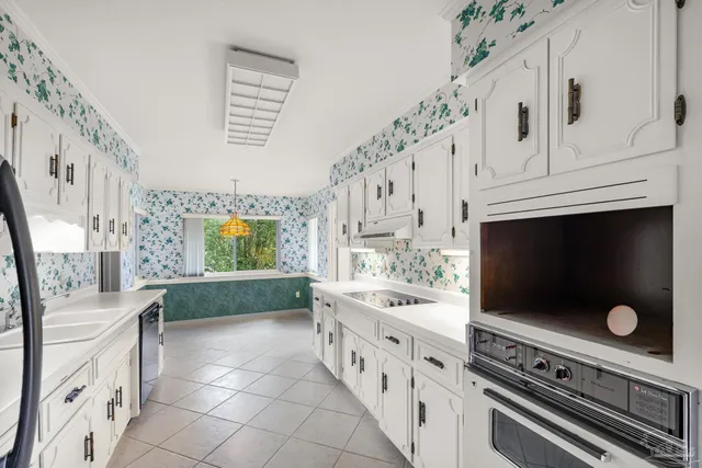 a view of empty room with ceiling fan