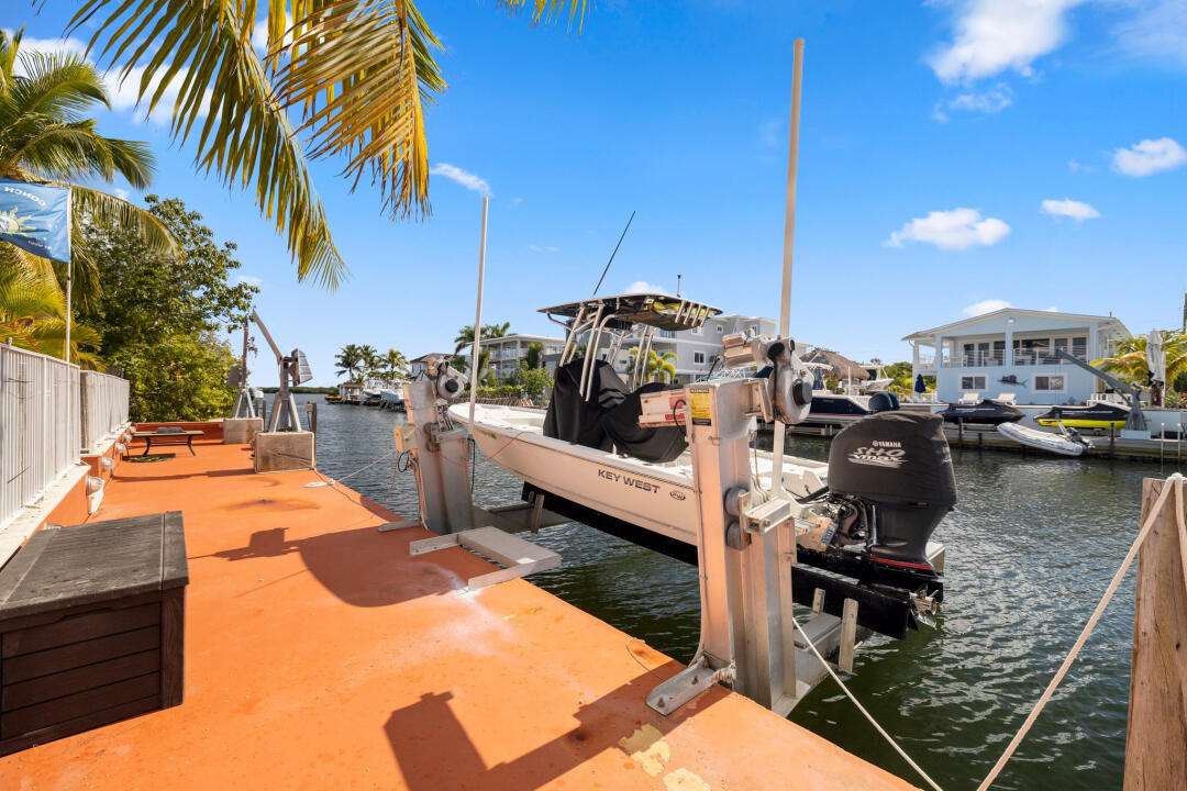 23 South Exuma Road Key Largo, FL 33037 - Photo 4 of 24 a view of a patio with swimming pool