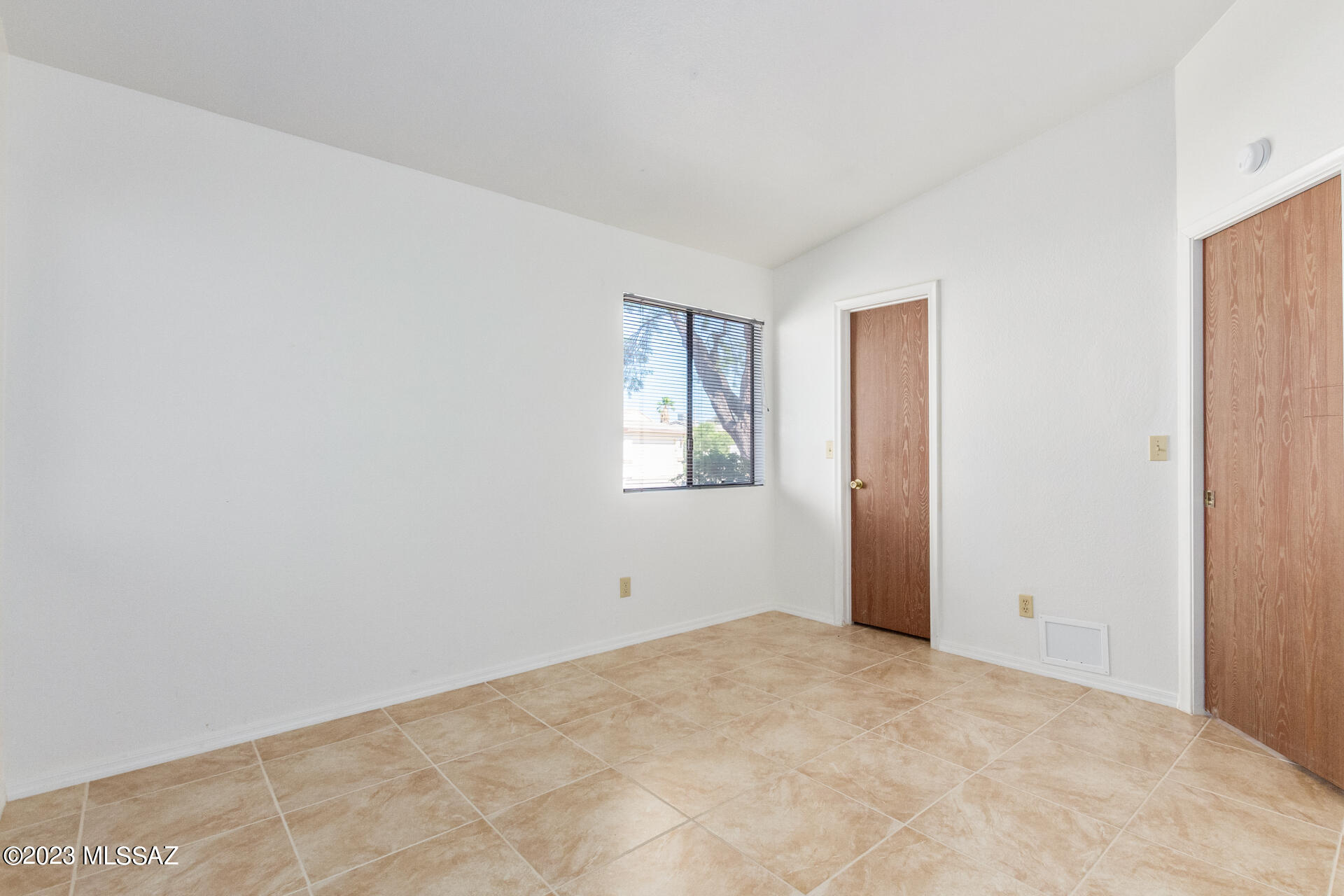 2701 West Firebrook Road Tucson, AZ 85741 - Photo 16 of 28 a view of an empty room with a window