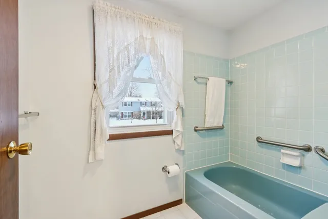 $384,900 | 21 Cumberland Drive, Schaumburg, IL 60193