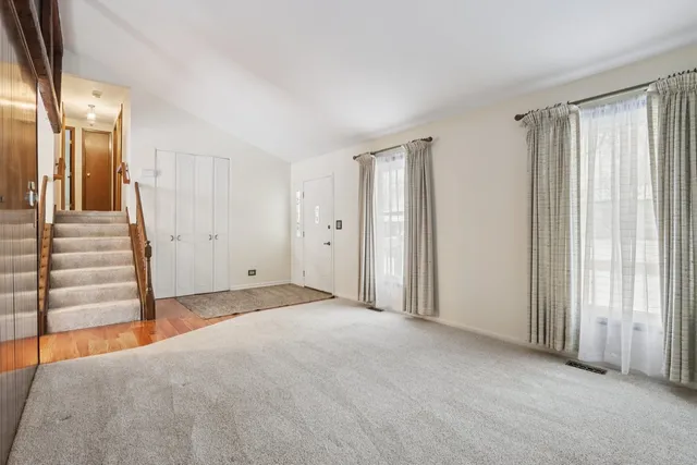 $384,900 | 21 Cumberland Drive, Schaumburg, IL 60193