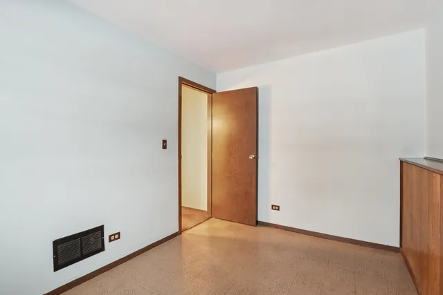 $384,900 | 21 Cumberland Drive, Schaumburg, IL 60193