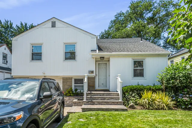 $999,000 | 567 Oxford Road, Cedarhurst, NY 11516