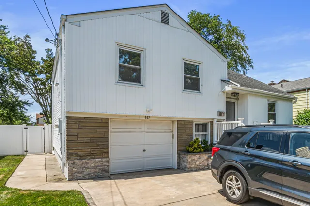 $999,000 | 567 Oxford Road, Cedarhurst, NY 11516