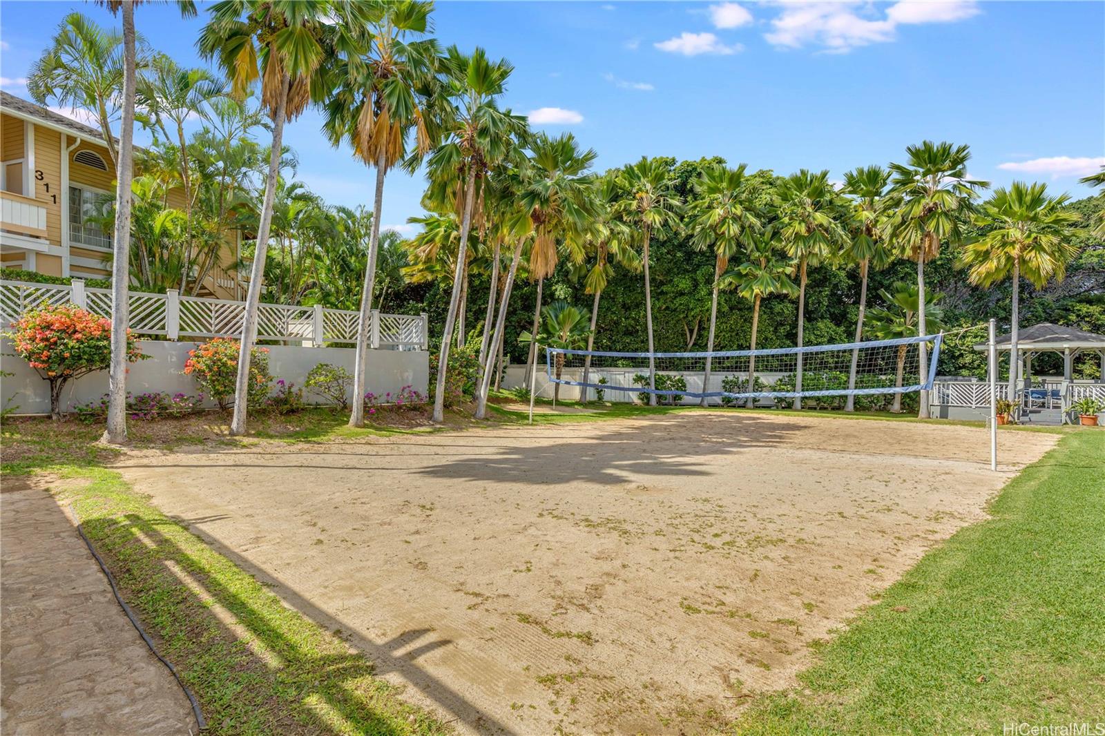 432 Mananai Place, Unit 18C Honolulu, HI 96818 - Photo 12 of 17 a view of a backyard