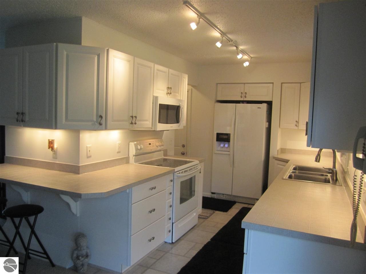 1516 Ridge View Court Traverse City, MI 49686 - Photo 8 of 32 1787561-7.JPG