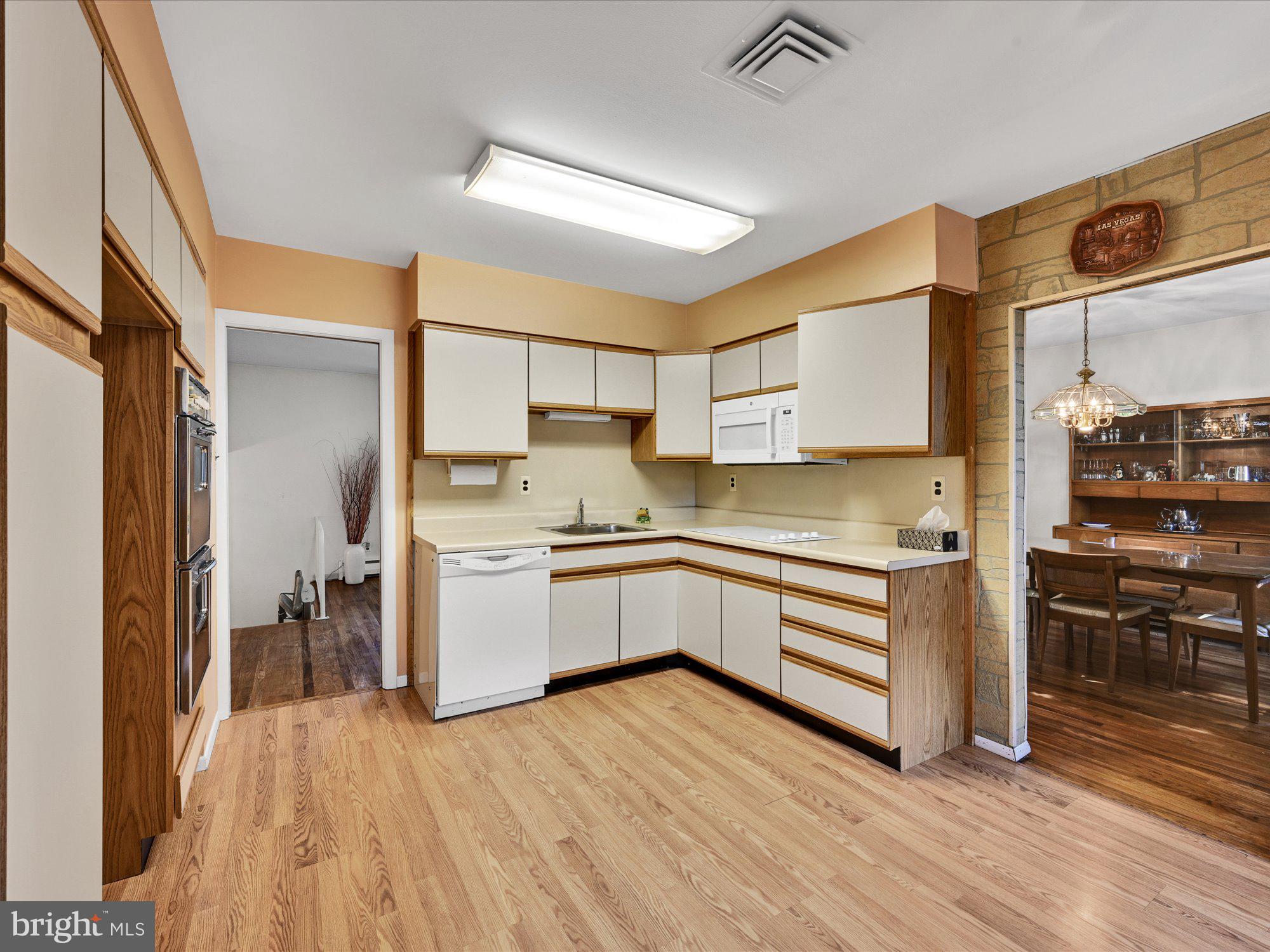 412 Hill Road Havertown, PA 19083 - Photo 8 of 27