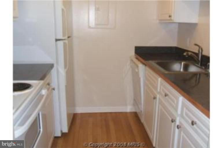 18308 Streamside Drive, Unit 101 Gaithersburg, MD 20879 - Photo 2 of 9 Kitchen