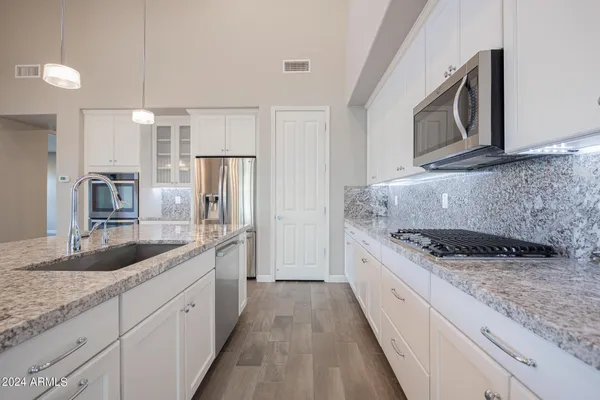 $3,175 | 10046 East Bell Road, Scottsdale, AZ 85260