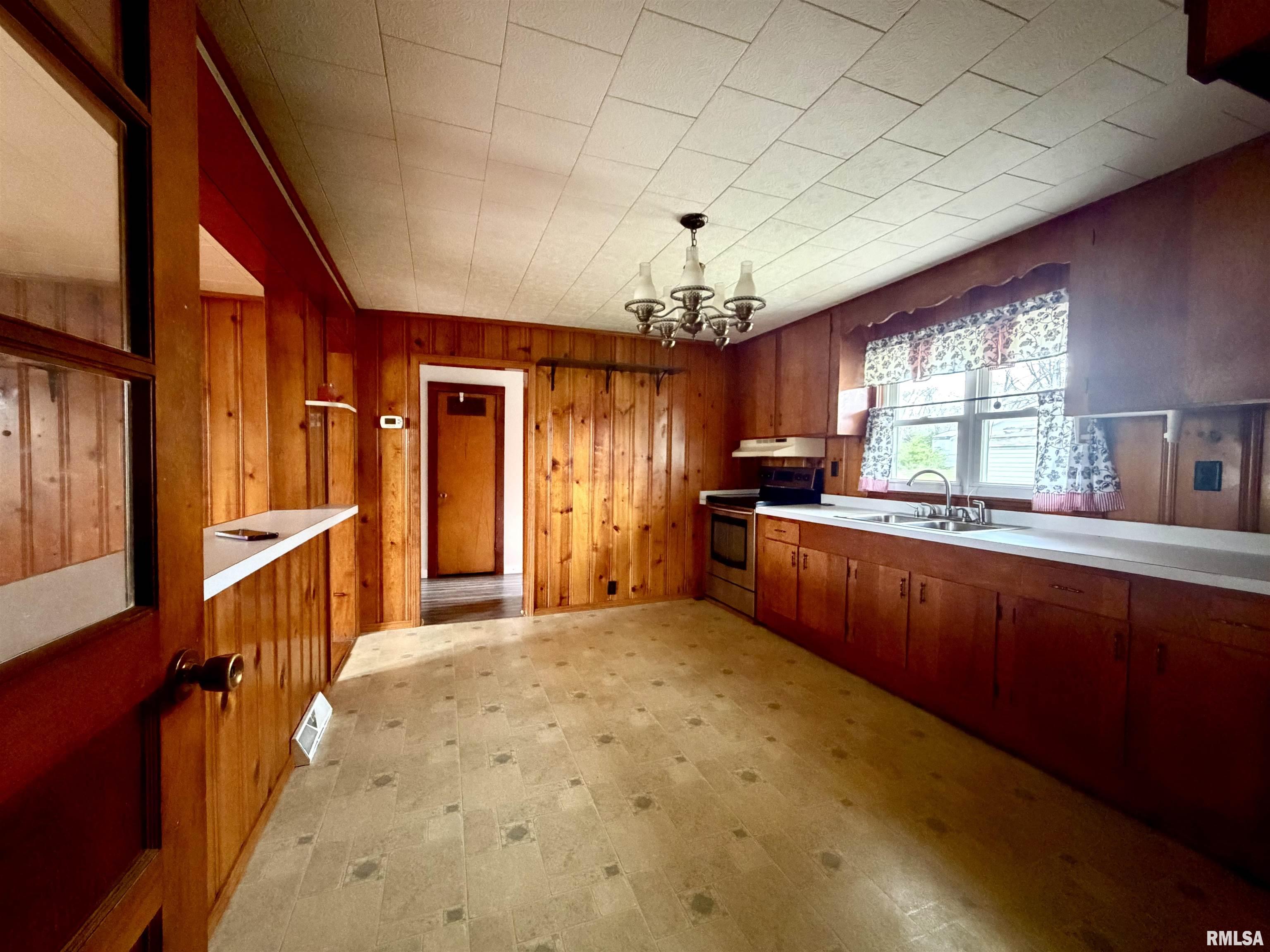 1950 Greenhill Road Eldorado, IL 62930 - Photo 2 of 25