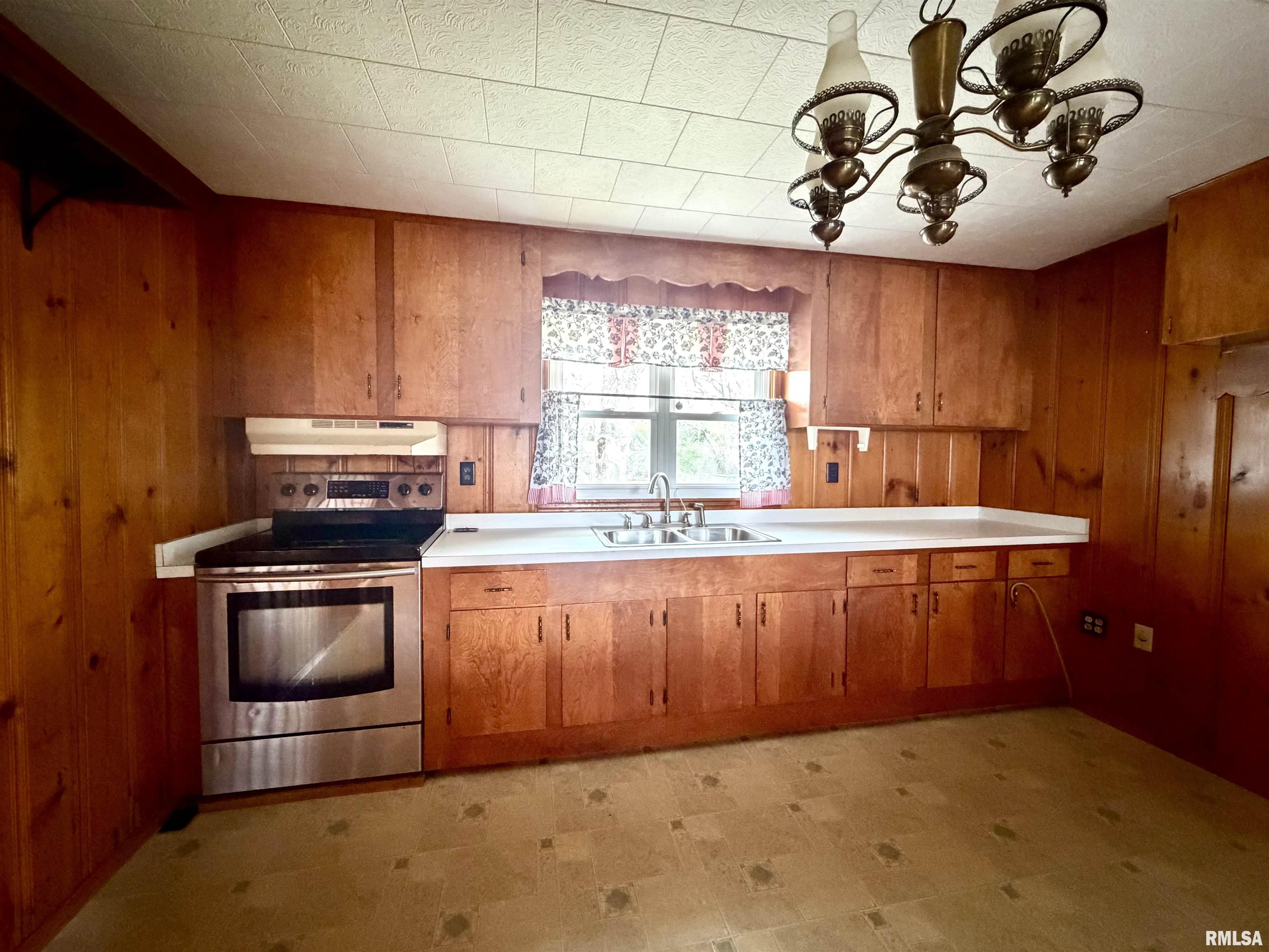 1950 Greenhill Road Eldorado, IL 62930 - Photo 3 of 25